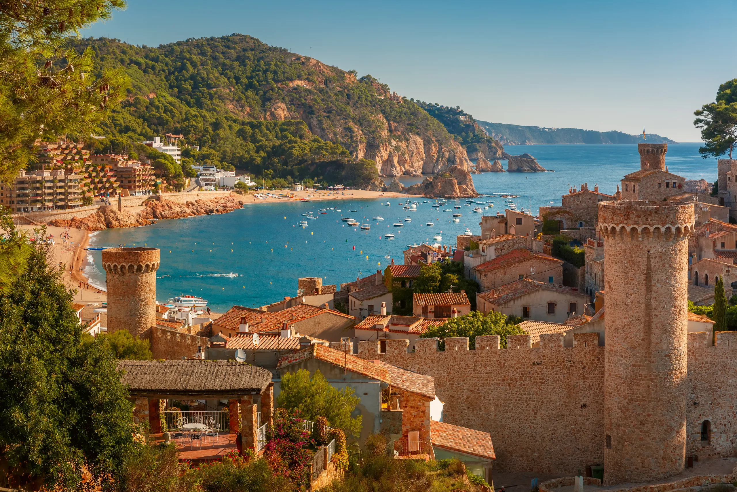 Exploring Spain: A Comprehensive Guide to Climate, Top Destinations, and Vacation Rentals - Vibrantissimo Vibrantissimo Destination Spotlight - Spain