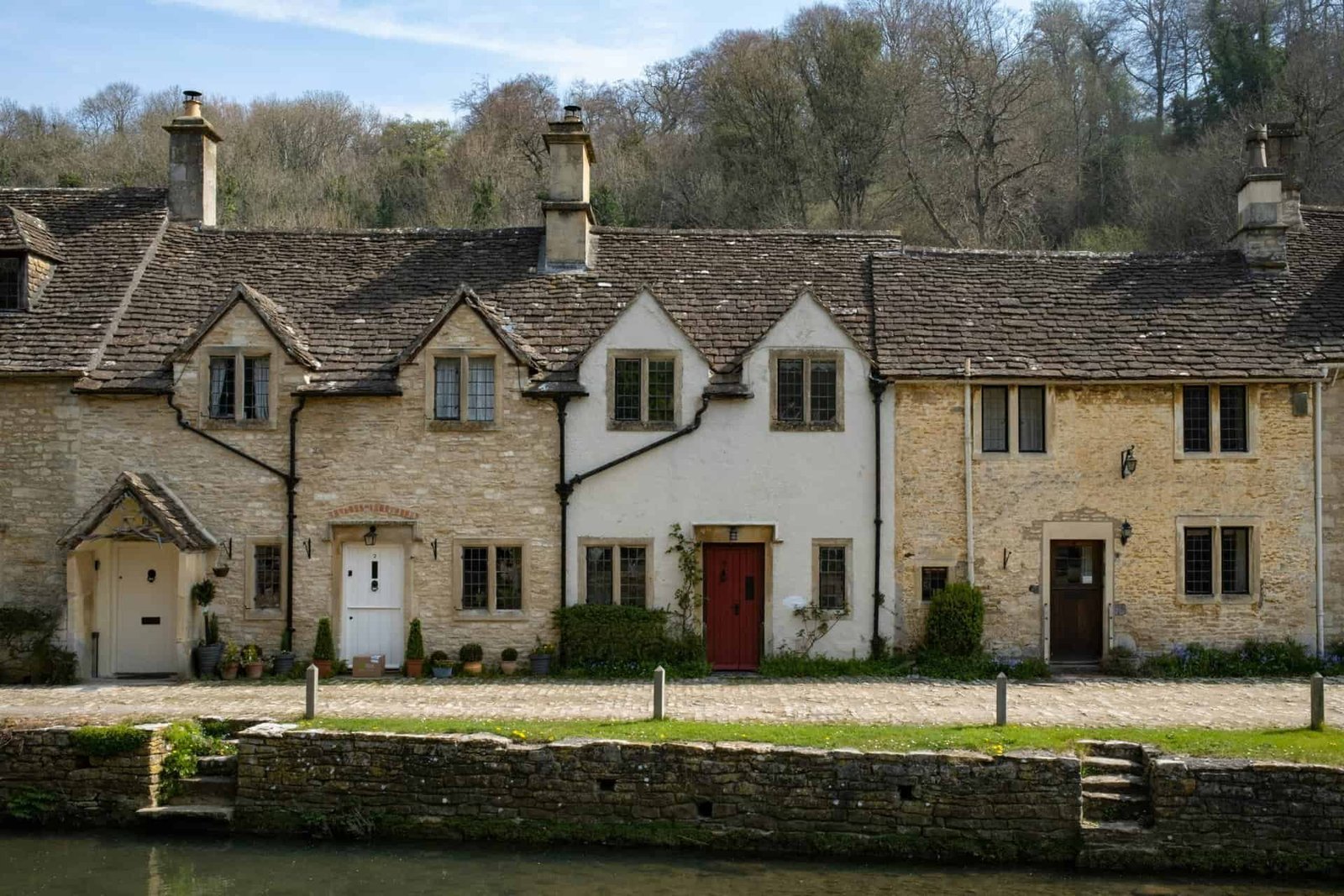 Introducing Vibrantissimo: The Ultimate Platform for Short-Term Holiday Rentals - Vibrantissimo a building with a pond in front of it